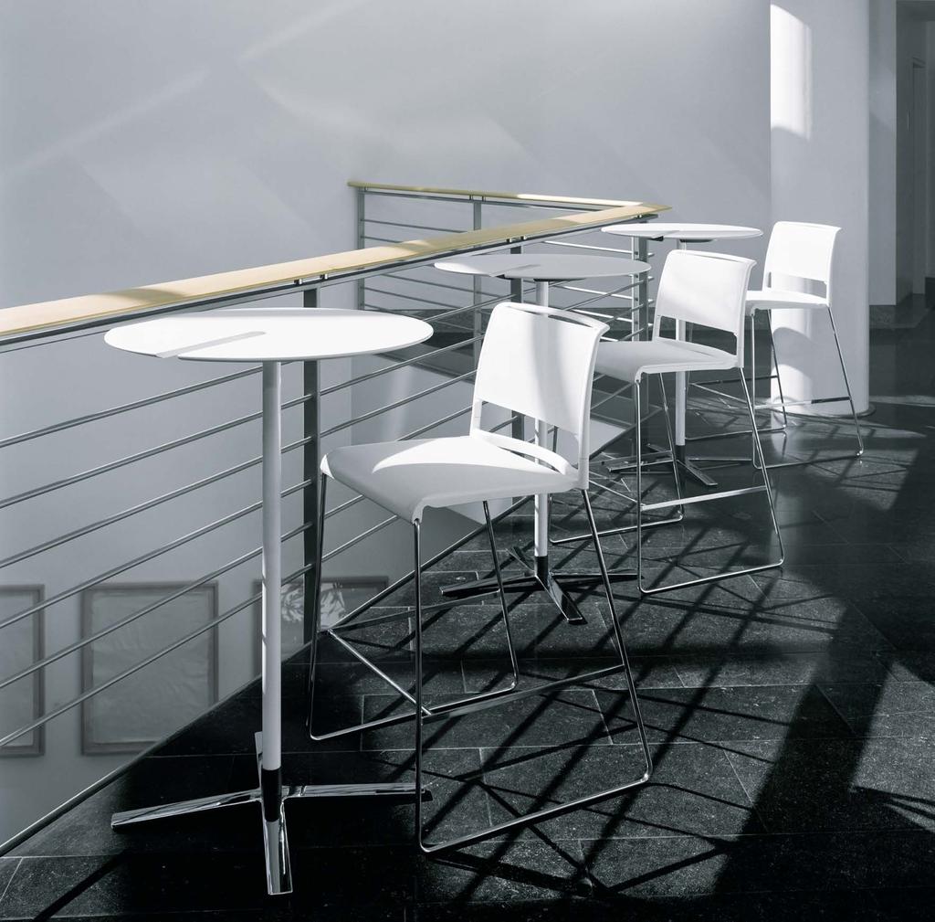 Die modellierten Aluminiumfüße, die schlanken Standrohre der Tische und die gefasten Kanten der dünnen Tischplatten wirken ausgesprochen elegant und hochwertig.