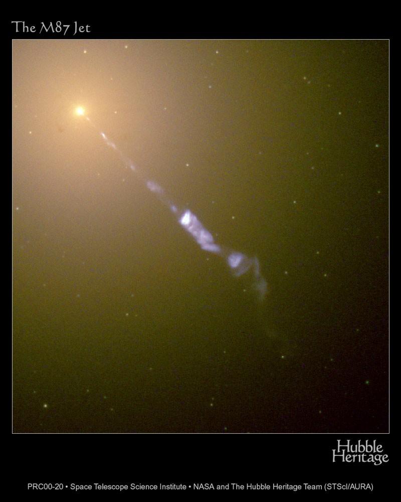 Der optische Jet der nahen Radio-Galaxie M 87 (zentrale Galaxie des Virgohaufens in 50 Mio. Lj. Entfernung): Der Jet ist hoch kollimiert und Schocks sind im Jet sichtbar.