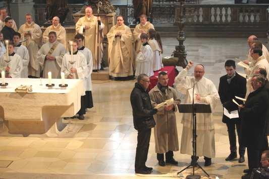 4 Nach der Eucharistiefeier händigte Bischof Konrad zehn nebenamtlichen Kirchenmusikern die Zeugnisse für die bestandene C-Prüfung aus.
