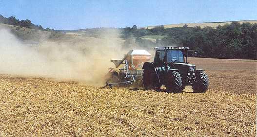 Bodenbearbeitung Mulchsaat von Weizen - die Erntereste werden nur flach eingearbeitet und bleiben zum Teil auf dem Boden liegen!