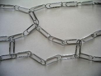 Das Borax hat mehrere Verbindungspunkte und kann die PVA Polymerketten miteinander verbinden