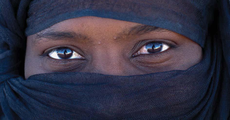 Carl Zeiss Oktober 2010 Seite 15 Mit Fotos Stimmen geben Frau vom Stamm der Saharawi Armen und leidenden Menschen mit ihren Bildern eine Stimme geben diese Vision treibt die deutsche