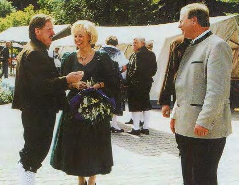 @13 Bundesstreffen der Egerland-Jugend 1997 von links: Gerhard Becher Vüarstäi(h)a, Schirmherrin Karin Stoiber und der 1. Bürgermeister Hans Schmid, im Hintergrund Bundesviarstäi(h)a Seff Heil.