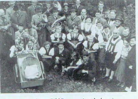 @22 Kirwa 1953, rechts im Bild Bürgermeister Lederer in Egerländer Tracht Dort warten schon immer die Kinder und auch die älteren der Gmoi um dann zusammen mit der Jugend die "Kirwa" zu feiern.