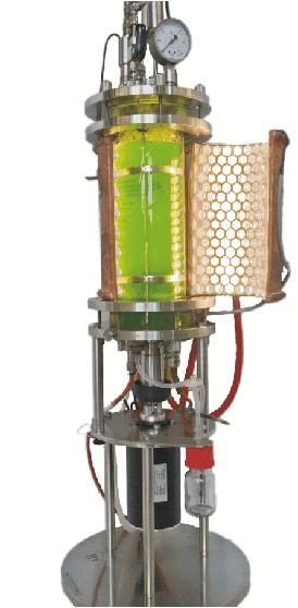 Der 2L-Modell-Photobioreaktor KLF 2000 der Firma Bioengineering AG mit einer Beleuchtungseinrichtung auf LED- Basis, die durch das BLT Institut (Bereich Bioverfahrenstechnik am KIT) entwickelt wurde.