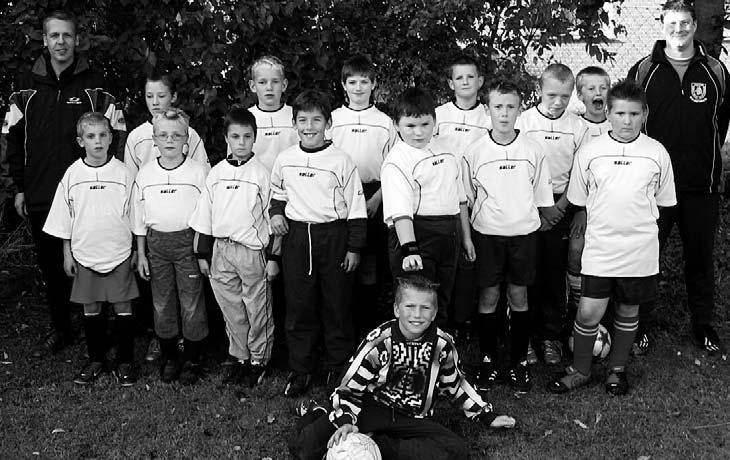 Jugendfußball E-Jugend spielt um die Meisterschaft Zwei Jahre wurden die Spiele der E-Jugend-Mannschaften mit 9 Spielern (1 Torwart + 8 Feldspieler) ausgetragen.