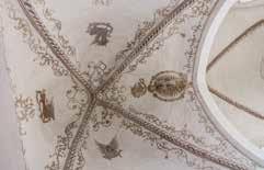 Im Ostjoch umrahmen stilisierte Ranken die figürlichen Motive einer Strahlenmadonna im Rosenkranz und der vier Evangelistensymbole (Anf. 16. Jh.).