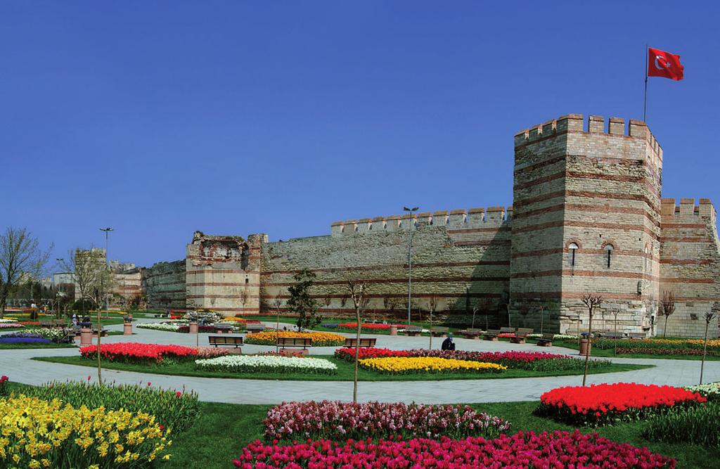 Theodosianische Landmauer Ein Bollwerk vergrößert die Stadt Bereits in prähistorischer Zeit entstand das Bedürfnis, sich vor Angriffen von außen durch entsprechende bauliche Maßnahmen zu schützen.