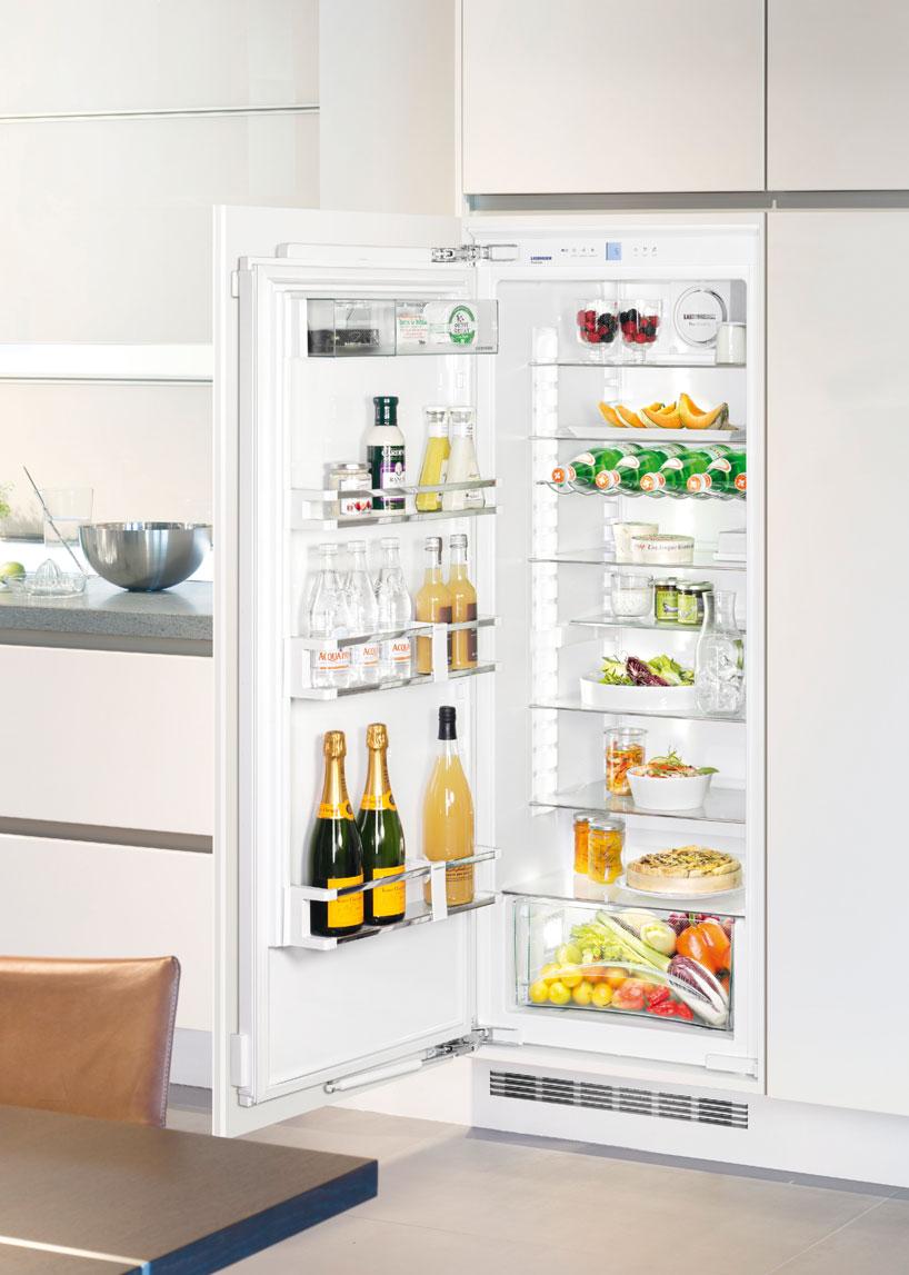 Servierfähige Aufbewahrung der Lebensmittel im Kühlschrank; mit separater 8 Großes Obst- und Gemüsefach. Viel Platz für die übersichtliche Einlagerung von Obst und Gemüse Premium-GlassLine.