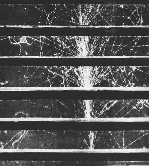 Links Versuch 16 Eigenschaften eines Szintillationszählers Abbildung 16.: In Bleiplatten einer Nebelkammer ausgelöster Schauer.