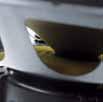 Nomex-Zentrierung zur Verminderung von Kompressionseffekte Ventilierter leistungsfähiger Eisen-Keramik-Magnet zur besseren Wärmeabführung The Woofer: Low resonance folded steel basket with