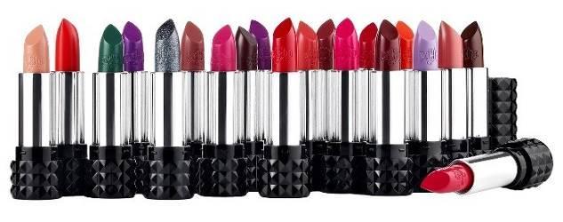 Studded Kiss Lipstick Die Studded Kiss Lippenstift-Kollektion enthält