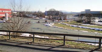 Beiliegendes Foto entstand im Herbst 1999, als es noch kein Gewerbebetrieb gab. Das zweite Foto entstand am 7. Jänner 2013 von der ungefähr gleichen Stelle aus mit dem Blick zum Gewerbegebiet.