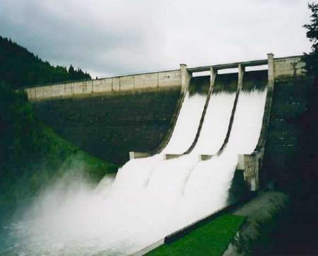 Abbildung 4: Talsperre Eibenstock Hochwasserüberlauf August 2002 Auswirkungen auf die Wasserversorgung Immer wieder wurde in der ersten Zeit nach dem Hochwasser vor allem in der Presse der Vorwurf