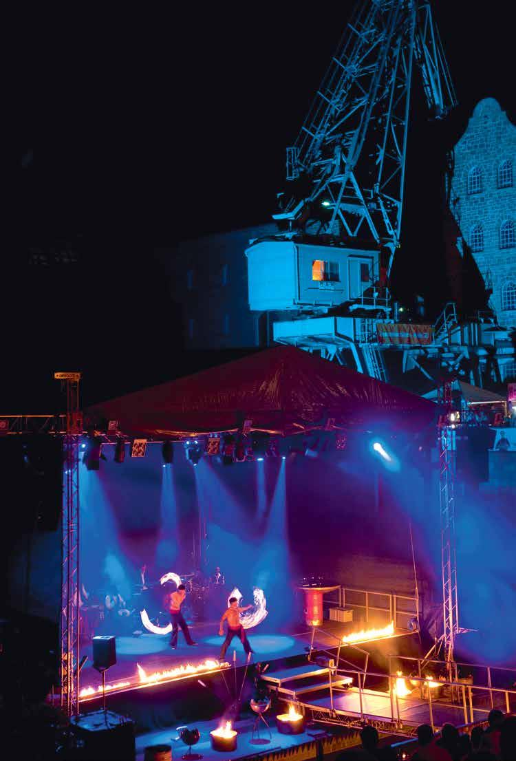 GESCHICHTE Feuer in der Nacht Eine Bühne am Wasser, umgeben von Industriedenkmälern. Dazu Konzerte, Open-Air-Kino und zum Abschluss ein Feuerwerk: Das ist der Würzburger Hafensommer. Kultur?