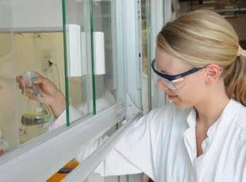 Sicherheit spielt eine wichtige Rolle im Chemiestudium, Schutzbrillen und Laborkittel sind ein absolutes Muss.