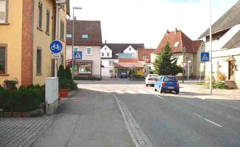 6. Radweg an der B30: Meckenbeuren Einmündung Tettnanger Straße (L329) Stationen Bild 21 Einmündung L329 in B30: