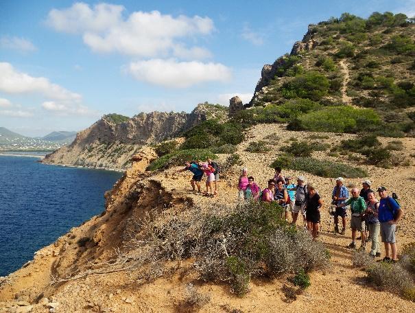 Dort erklimmen wir mehrmals hintereinander steile Berge von denen sich atemberaubende Ausblicke über die gesamte Insel bis Formentera ergeben.