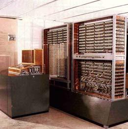 Analogrechner Differential Analyzer (Vannevar Bush) 1940 Z3 (Konrad Zuse) Relaistechnik (2200 Stück) 10 Hertz Taktfrequenz 22-stellige Binärzahlen (Gleitkomma- Format) dezimale Ein-/Ausgabe Speicher
