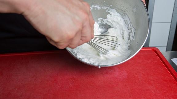Für das Joghurt-Parfait: Das Eiweiß und den Zucker (mit der Küchenmaschine) zu einem festen Schnee schlagen.