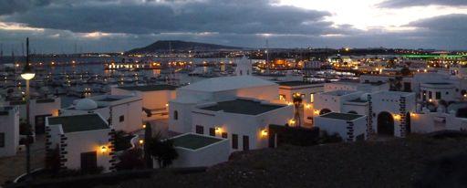 Irgendwann zieht es uns, trotz schöner neuer Bekanntschaften, eine Insel weiter. Lanzarote. Der Wind ist günstig. Arrecife zieht vorbei, es ist kaum Mittag. Puerto Calero.