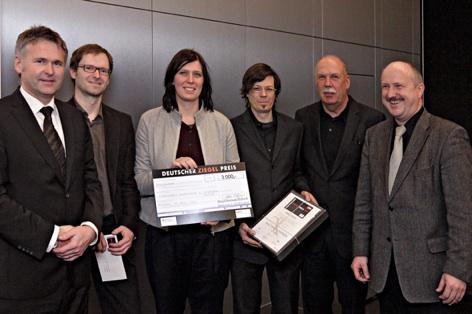 [06 Nachwuchspreisträger studioinges] Ministerialrat Hans-Dieter Hegner (links) war besonders erfreut zwei Nachwuchspreise überreichen zu dürfen. Einer der Nachwuchspreise in Höhe von 1.