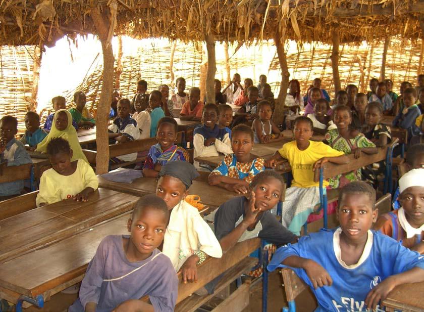 Übungsvariante II Die Schüler/innen suchen gezielt nach Bildern von Schulgebäuden (oder: Klassenräume, Schulhöfe) in Afrika oder anderen armen Ländern und vergleichen diese mit den Gegebenheiten an