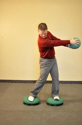 Training auf dem Dynair Golf Pro kombiniert mit einem Ball Das Training mit einem Ball erlaubt eine stärkere Verbesserung des Gleichgewichts.
