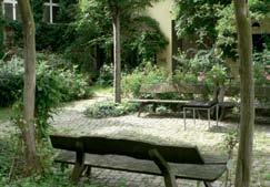 Berliner Hofgärten Grüne Höfe für ein gutes Klima Wie alles entstand: Der Musterhof der GÜRNEN LIGA entstand in den Jahren 1997 und 1998 auf zwei Hinterhöfen in der Prenzlauer Allee 230.