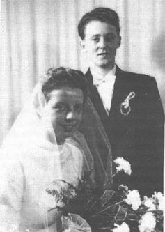 Rückblick Erste Trauung Helga und Horst Keller 1957 Hochzeiten In einer kirchlichen Trauung stellen Menschen