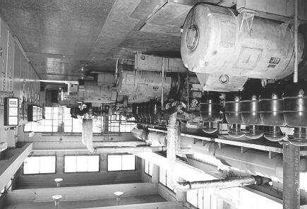 Abb. 6. Maschinenhalle mit den Dieselgeneratoren 7 Zentrales Kontrollsystem Das zentrale Kontrollsystem übernimmt die automatische Steuerung und Überwachung aller Subsysteme.