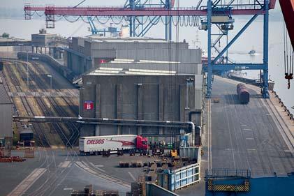 Die Hafenanlagen erstrecken sich auf einer Länge von südlichen Hafenbereich für Futtermittel und Getreide sowie einen nördlichen Hafenbereich für Forstprodukte, Eisen, Stahl, greiferfähige