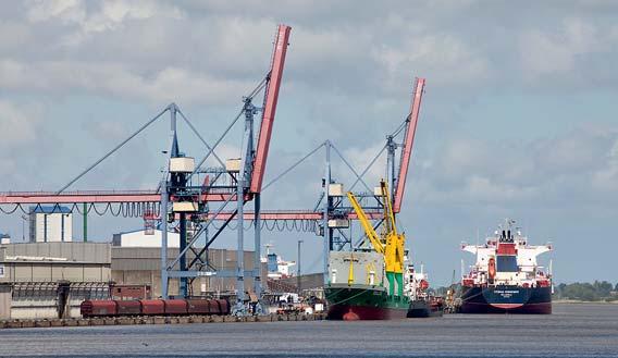 HAFENANLAGEN GEWERBE- UND INDUSTRIEFLÄCHEN Hafenanlagen verfügt über moderne und spezialisierte Hafenanlagen für das Be- und Entladen von