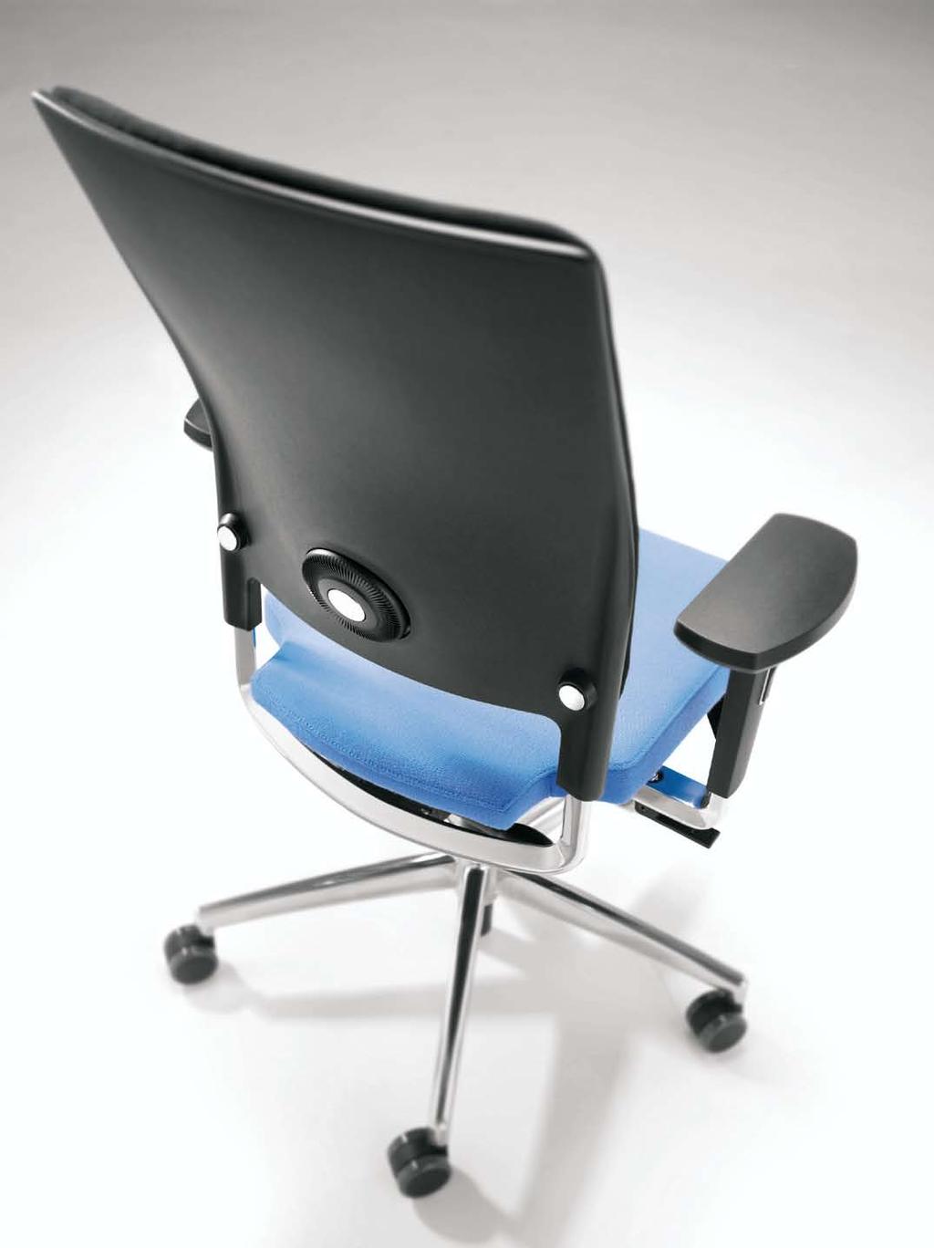 The seat of the NPR model is designed so that the seat can be adjusted within a 10 cm range (seat depth 38-48 cm).