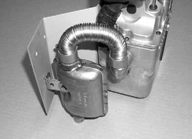 A Abgasleitung vormontieren ACHTUNG: Bei der Verlegung der Abgasanlage auf genügend Abstand zu Schläuchen und Leitungen achten!
