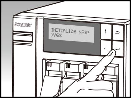 Bitte bestätigen Sie mit der Taste rechts neben dem LC-Display, dass Sie den NAS initialisieren möchten.