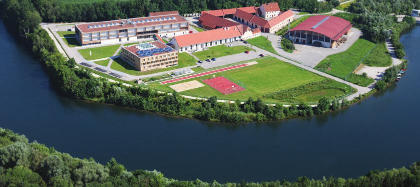 Das Agrarbildungszentrum Lambach wurde auf einer Halbinsel an der Traun errichtet.