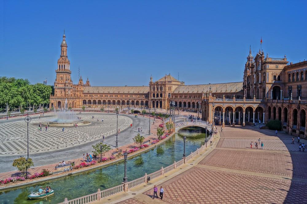 Sevilla Sevilla, die Hauptstadt Andalusiens, ist eine Stadt, die Touristen sehr viel zu bieten hat: Sonne, Wärme, Licht, Lebensfreude, Kultur, Geschichte, Folklore und Feste alles unter einem