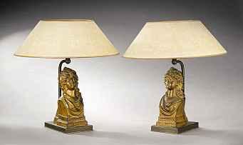 3790 2 Nachttischlampen, um 1900 Sockel bestehend aus je einer bronzenen, braun patinierten Frauenbüste sowie Metallsockel und -halterung für Fassung. Lampenschirme im 20. Jh. erneuert.