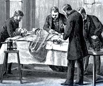 So führte im Jahre 1874 der wissenschaftliche Austausch des Firmengründers Paul Hartmann sen. mit Sir Joseph Lister (1827-1912) zur Entwicklung des weltweit ersten antiseptischen Wundverbandes.