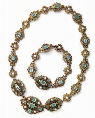 44 6161 6161. Beryll/Perlen-Garnitur. Silberfiligran, vergoldet. Collier und Armband. Ovale und runde, durchbrochene Glieder, belegt mit 38 grünen, facettierten Beryllen von zus. ca.