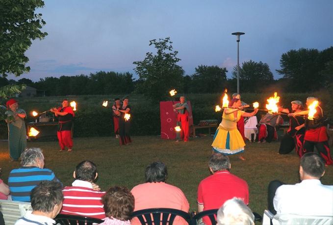 Es kamen viele Einwohner aus Prieschka, die sich Leckeres vom Grill in netter Gesellschaft gefallen liesen. Eine Feuershow wurde dann in der Dämmerung von den Darstellern des Zirkus Knopf dargeboten.