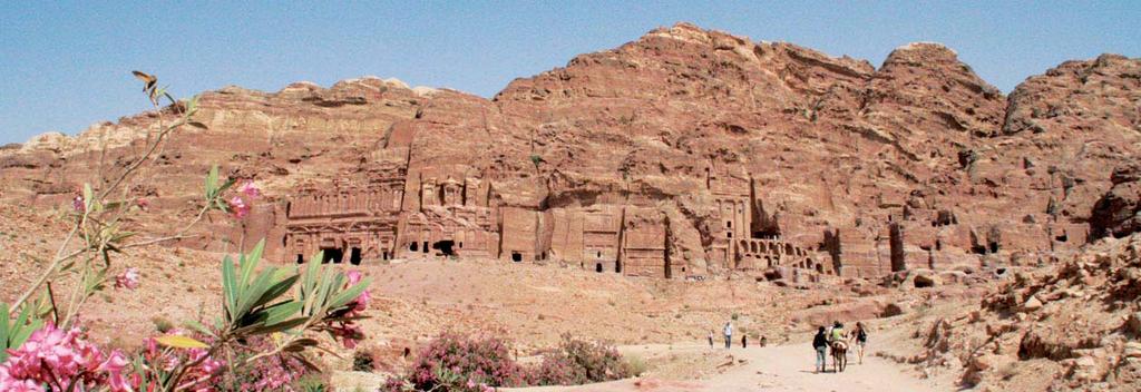 Im Zentrum Petras liegen die Gräber der Königswand JORDANIEN Die andere Seite des Jordan Unsere Rundreise durch Jordanien erschließt Ihnen alle Orte, die für die Ge schich te dieses Landes von