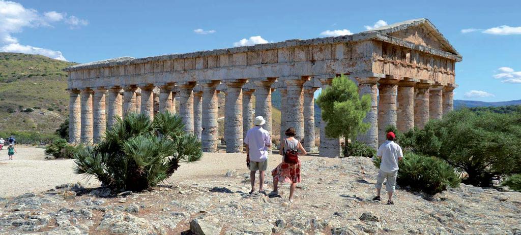 Die antiken Stätten im Osten Siziliens haben seit Goethes Zeiten die Besucher in besonderer Weise angezogen: der Ätna, Taormina und Syrakus, aber auch die bei Piazza Armerina gelegene römische Villa