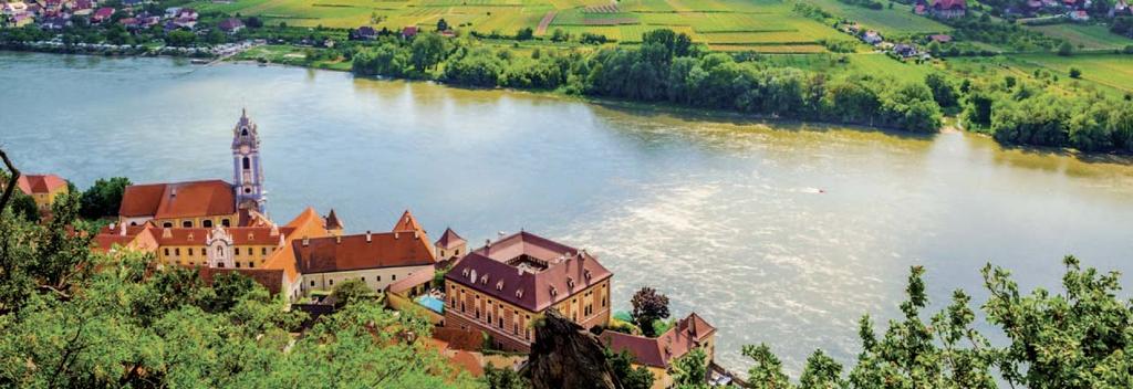 ÖSTERREICH NEUE REISE Blick von der Burgruine auf den Weinort Dürnstein in der lieblichen Wachau Klösterreich Barocke Kunst im Donauraum Klösterreich das ist mehr als ein Etikett der