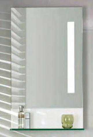 Klare Linienführung Die senkrecht integrierten Leuchten sind harmonischer Bestandteil des puristischen Spiegel-Designs und tauchen die gesamte Spiegelfläche in helles Licht.