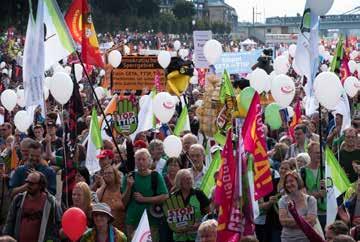 nds 9-2016 7 Herzlich willkommen! Foto: Marco Dresdner 17. September 2016, Köln: 55.000 Menschen demonstrieren gegen TTIP und CETA. 320.