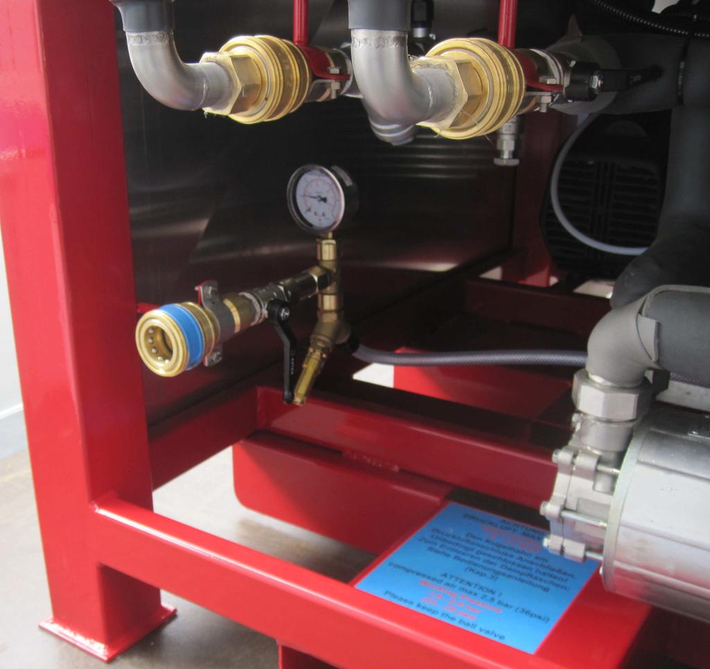 3.2 Geräte mit integrierten Luftkompressor (optional) Zu diesem Zweck ist eine ¾ Trockenkupplung (blau) mit Druckmanometer in die Vorlaufleitung eingebaut.