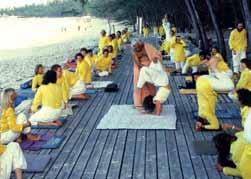 Intensivlehrgang mit 401 Unterrichtseinheiten (1 Unterrichtseinheit = 45 min) mit Abschluss-Zertifikat für Yogaunterricht an Anfänger und Mittelstufe Swami Vishnudevananda entwickelte 1969 die erste