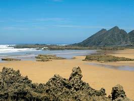 STRANDFÜHRER // ALJEZUR Praia da Amoreira Meer - Rio - 37 21 7.26 N 8 50 38.72 W 37 20 39.75 N 8 50 22.17 W Dieser Strand beginnt an der Mündung des Ribeira de Aljezur.